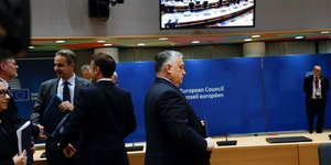 Αριστερά ο Κυριάκος Μητσοτάκης με τον Εμανουέλ Μακρόν, δεξιά ο εκνευρισμένος Βίκτορ Όρμπαν