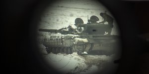 Tανκ μέσα από κιάλια κατά τη διάρκεια στρατιωτικής άσκησης στην Ουκρανία
