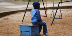 παιδι σε ξυλινο κουτι