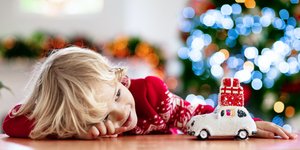 Παιδί με δώρα Χριστουγέννων