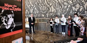 Παιδιά της Παλαιστινιακής Παροικίας έψαλαν τα κάλαντα στον Δημήτρη Κουτσούμπα, στον Περισσό