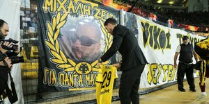 Παράγοντας του Αρη αφήνει φανέλα μπροστά σε πανό για τον Μιχάλη Κατσούρη