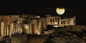 Σκαρφάλωσε στον ουρανό η τελευταία Πανσέληνος του 2023