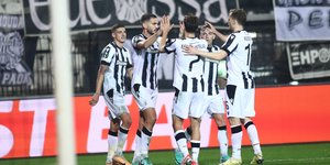 Οι παίκτες του ΠΑΟΚ πανηγυρίζουν τη νίκη τους επί της Ελσίνκι για την 6η αγωνιστική των ομίλων του Conference League