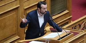 Ο Νίκος Παππάς στη Βουλή