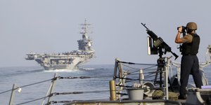 Το αεροπλανοφόρο USS Dwight D. Eisenhower και άλλα πολεμικά πλοία