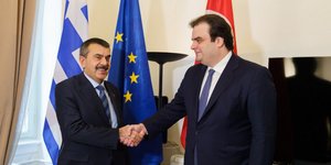 Πιερρακάκης και Τεκίν σε χειραψία
