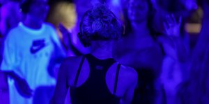 πλατη με ακουστικα 