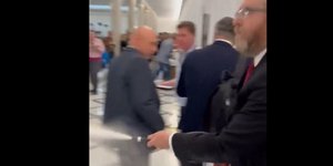 Ακροδεξιός βουλευτής άδειασε έναν πυροσβεστήρα σε μια μενορά μέσα στο κοινοβούλιο της Πολωνίας