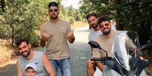 Ο Νίκος Πολυδερόπουλος με τα αδέλφια του 