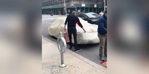 ΗΠΑ: Ονειρευόταν από παιδί μία Porche 911 -Δείτε πως αντέδρασε όταν του την έκανε δώρο η σύζυγός του [βίντεο]