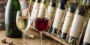 ποτηρια κοκκινο λευκο μπουκαλια 