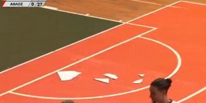 Κομμάτια ψευδοροφής στον αγωνιστικό χώρο