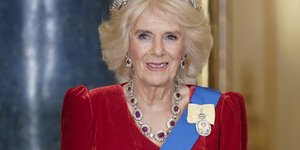 H μακιγιέρ της βασίλισσας Καμίλα αποκαλύπτει τα μυστικά της για λαμπερό μακιγιάζ