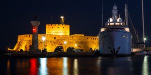Το λιμάνι της Ρόδου τη νύχτα