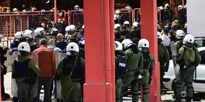 Διμοιρία των ΜΑΤ έξω από γήπεδο «Μελίνα Μερκούρη» στο Ρέντη