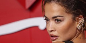 Η εκκεντρική εμφάνιση της Ρίτα Ορα με τα καρφιά στην πλάτη