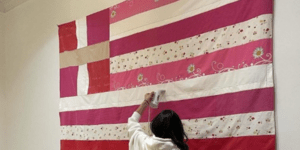 Με παρέμβαση Γεραπετρίτη αποσύρεται η ροζ... ελληνική σημαία από έκθεση στο ελληνικό προξενείο της Νέας Υόρκης