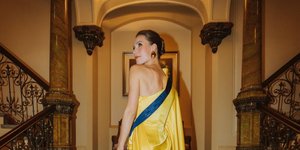 Η Σάνα Μαρίν με κίτρινη τουαλέτα