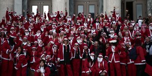 To 4o Santa Run στον Πειραιά- Φωτογραφία Κώστας Τζούμας/Eurokinissi