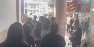 Άνθρωποι βγαίνουν έξω στον δρόμο μετά τον σεισμό 5,1 Ρίχτερ στην Κωνσταντινούπολη