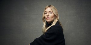 η Σιένα Μίλερ με μαύρο πουλόβερ