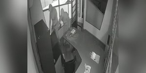 Θεσσαλονίκη: Βίντεο ντοκουμέντο με συμμορία διαρρηκτών να «σηκώνει» χρηματοκιβώτιο από εταιρεία