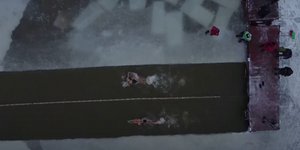 Παράτολμοι χειμερινοί κολυμβητές συμμετείχαν σε αγώνες μέσα σε παγωμένα νερά στην Ομσκ της Σιβηρίας