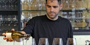 αρης σκαβενιτης σερβιρει