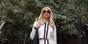 η Φαίη Σκορδά με μίνι φούστα