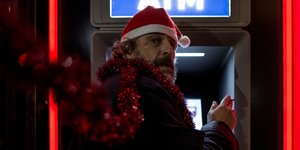 αντρας σκουφακι αγιος βασιλης στο ΑΤΜ