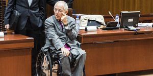 Ο Βόλφγκανγκ Σόιμπλε στο αναπηρικό αμαξίδιο