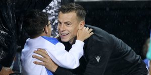 O Στέφαν Σβαμπ αγκαλιά με τον Γιάννη, τον μικρό φίλο του ΠΑΟΚ με κινητικά προβλήματα