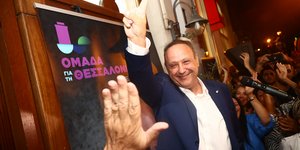 O Στέλιος Αγγελούδης χαιρετά τον κόσμο