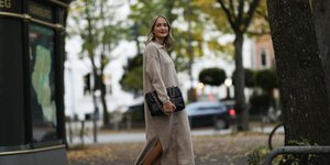 γυναίκα με πλεκτό φόρεμα 