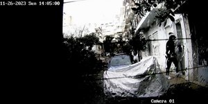 Η στιγμή που ο 41χρονος λιμενικός πηγαίνει στην καβάτζα της εγκληματικής οργάνωσης στον Πειραιά, όπου αποθηκεύονταν τα ναρκωτικά 