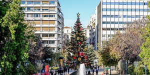 Η πλατεία Συντάγματος με το Χριστουγεννιάτικο δέντρο αίθριος καιρός