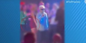 Η στιγμή που θαυμάστρια πιάνει τα οπίσθια του Τάσου Μπουγά