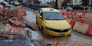 Λεωφόρος Αλεξάνδρας: Υποχώρησε το οδόστρωμα και «κατάπιε» ένα ταξί