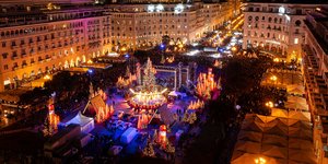 Φωταγωγήθηκε το χριστουγεννιάτικο δέντρο στην πλατεία Αριστοτέλους της Θεσσαλονίκης