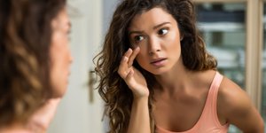 Εχετε κουρασμένα μάτια; 4 τρόποι για πιο φρέσκο και ξεκούραστο βλέμμα χωρίς χειρουργική επέμβαση