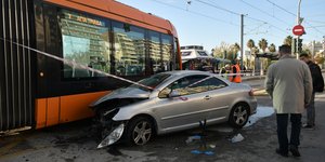 Αυτοκίνητο καρφώθηκε σε τραμ