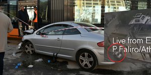 To IX που καρφώθηκε σε τραμ στο Π. Φάληρο, αφού παρέσυρε και σκότωσε μια γυναίκα και τραυμάτισε βαριά άνδρα