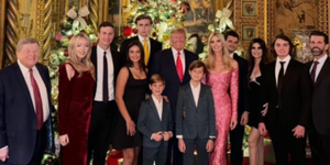 H οικογένεια Τραμπ σε χριστουγεννιάτικη οικογενειακή φωτογράφιση