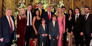 H χριστουγεννιάτικη οικογενειακή φωτογραφία των Τραμπ - Απούσα η Μελάνια