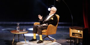 O γιος του Τσάρλι Τσάπλιν σε πολυθρονα 