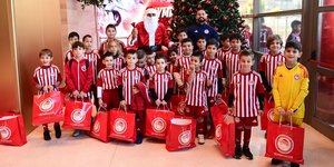 Ο Νίκος Βαμβακούλας ντύθηκε... Άγιος Βασίλης και μοίρασε δώρα στα παιδιά του Ολυμπιακού