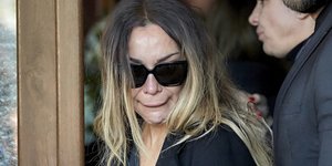 Συντετριμμένη η Δέσποινα Βανδή στο τελευταίο «αντίο» στον Βασίλη Καρρά