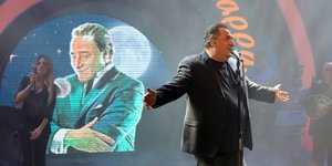 Ο Βασίλης Καρράς στη σκηνή