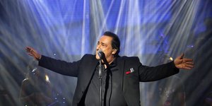 Ο Βασίλης Καρράς τραγουδά με ανοιχτά χέρια